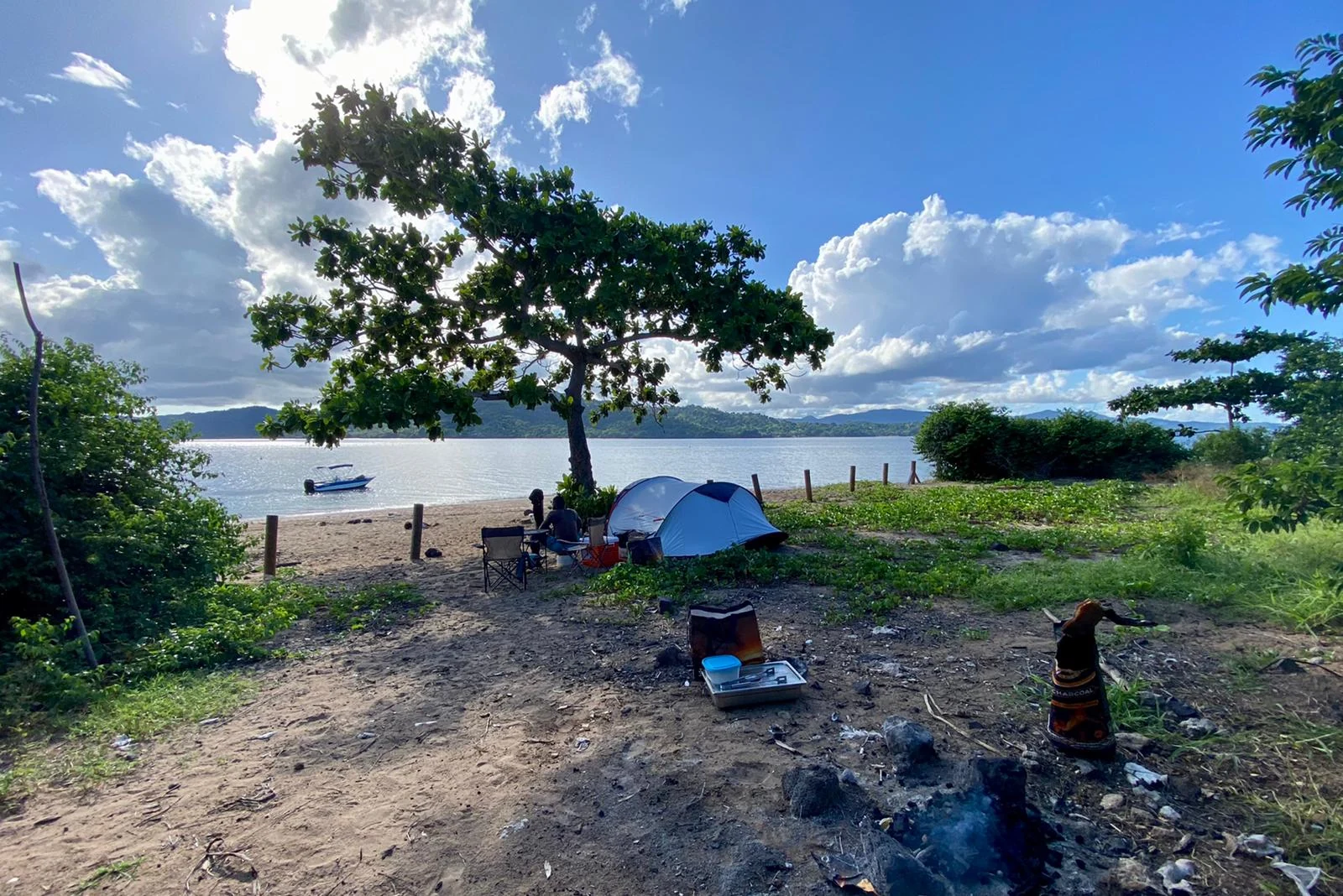 Tente et installation de bivouac près de la plage