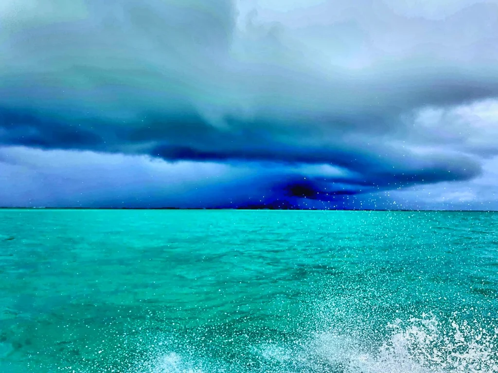Nuages orageux au-dessus du lagon turquoise
