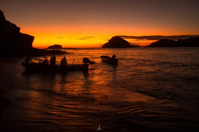 Bateaux au coucher de soleil sur la mer