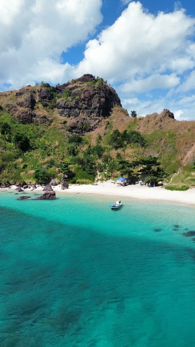 Plage bordée de montagnes et eau turquoise